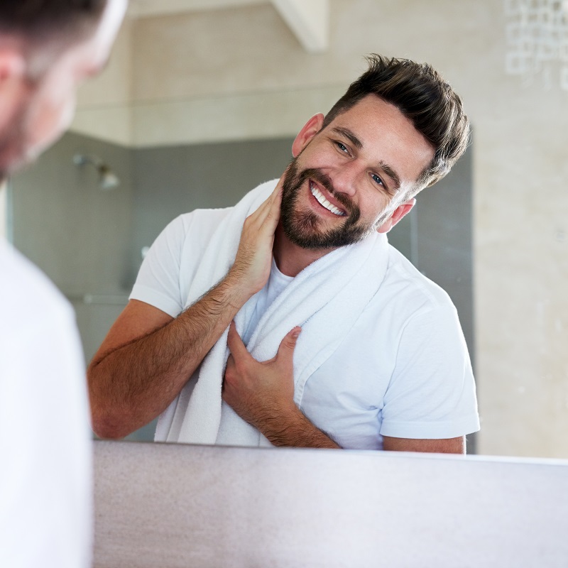 Paciente aplicando tratamiento capilar en Jerez para fortalecer el cabello